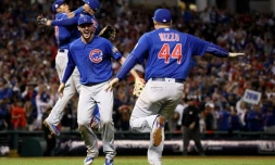 Kris Bryant, N.17 des Chicago Cubs célèbre la victoire historique en finale MLB avec son coéquipier Anthony Rizzo (N.44), le 2 novembre 2016 face aux Indians à Cleveland