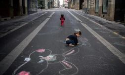 Deux enfants dans une rue déserte de Nantes, pour cause de confinement, le 27 avril 2020
