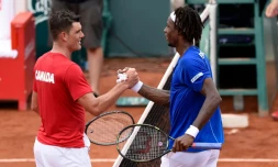 Gaël Monfils serre la main du Canadien Frank Dancevic, battu par le Français, lors du 1er tour de la Coupe Davis, le 4 mars 2016 à Baie-Mahault en Guadeloupe