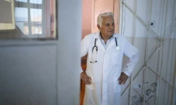 Le docteur Apostolov, médecin généraliste de 90 ans, attend ses patients dans son cabinet à Skrat, un village au pied du massif de la Belassitsa en Bulgarie, le 15 juillet 2026