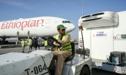 Livraison de doses du vaccin Oxford/AstraZeneca contre le Covid-19 à l'aéroport international d'Addis Abeba, le 7 mars 2021 en Ethiopie