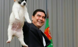 (Photo archives) Dans cette photo du 1 octobre 2017, le président du Turkmenistan Gourbangouly Berdymoukhamedov offre un chiot de berger alabaï à son homologue russe lors d'une rencontre à Sochi.
Au Turkménistan, Etat reclus et autoritaire, un animal autre que le cheval a gagné les faveurs du président, qui a placé le chien de berger alabaï au coeur de l'identité nationale de l'ex-république soviétique d'Asie centrale.