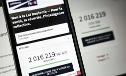 Le site de l'Assemblée nationale sur un écran de smartphone et d'ordinateur indiquant le nombre de citoyens ayant signé la pétition contre la loi Duplomb, le 28 juillet 2025 à Paris