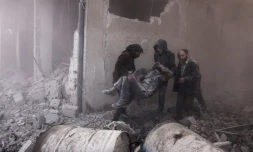 Des secouristes syriens portent un blessé à Arbin, dans la Ghouta orientale, prÚs de Damas, le 2 janvier 2018