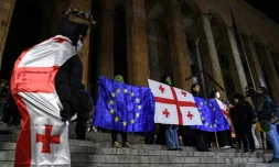 Des manifestants brandissent les drapeaux de la Géorgie et de l'Union européenne lors de la vague de contestation qui a suivi les élections législatives de 2024, le 5 décembre 2024 à Tbilissi