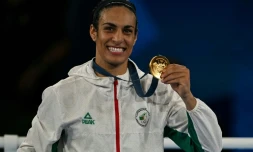 La championne olympique de boxe algérienne Imane Khelif pose avec sa médaille le 9 août 2024 à Paris