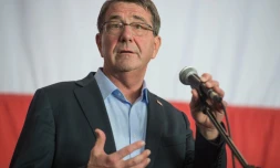 Le secrétaire américain à la Défense Ashton Carter à bord de l'USS Théodore Roosevelt le 5 novembre 2015