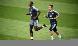 Paul Pogba (g) et Antoine Griezmann lors d'une séance d'entraînement, le 23 juin 2018 à Istra 