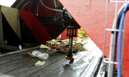 Le robot Max AI est capable de reconnaître certains types de déchets indésirables et, avec un bras articulé, de les en écarter