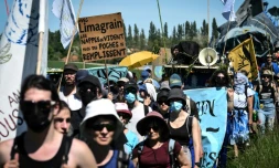 Des opposants à un projet de "mégabassines", réserves controversées d'irrigation agricole, manifestent le 11 mai 2024 prÚs de Billom, dans le centre de la France