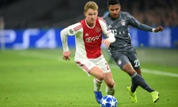 Le milieu néerlandais de l'Ajax Frenkie de Jong (g), lors d'un match de Ligue des champions face au Bayern Munich, à Amsterdam, le 12 décembre 2018