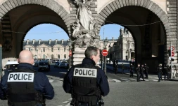 Des policiers devant le Louvre après l'attaque commise contre des militaires, le 3 février 2017 à Paris