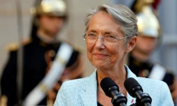 La Première ministre Elisabeth Borne dans la cour de l'hôtel Matignon à Paris, le 16 mai 2022