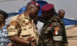 Le commandant ivoirien en charge de la sécurité du palais présidentiel  Cherif Ousmane (D) parle avec Lieutenant colonel Issiaka Ouattara (AKA Wattao) à Bouaké , le 13 janvier 2017