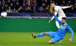 Le milieu de Lyon Houssem Aouar frappe et marque contre Marseille, le 12 février 2020 à Décines-Charpieu