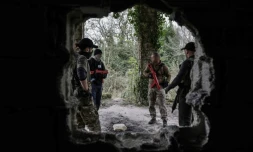 Des hommes s'entraĂźnent au combat, prĂšs de Bordeaux, le 16 mars 2022