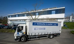 Un camion transporte des antiprotons lors d'un essai réussi du premier système de transport d'antimatière au monde, sur le campus du Cern, à Meyrin, près de Genève, le 24 mars 2026 en Suisse