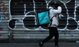 Un livreur Deliveroo en mars 2020 Ă Paris