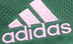 Les soupçons de corruption par Adidas visant le Mondial-2006 renvoient la marque bavaroise à ses relations étroites avec la Fifa