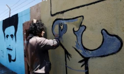Bravant les miliciens chiites, des artistes yéménites ont peint sur les murs de l'Université de Sanaa les horreurs de la guerre qui ravage leur pays depuis trois ans, mais aussi leurs espoirs de paix. 