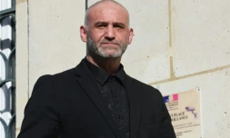 Christophe Ellul, compagnon d'Elisa Pilarski, décédée en 2019 des suites de morsures canines, quitte le tribunal de Soissons le 3 mars 2026