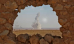 De la fumée après un raid sur la ville syrienne d'Ain Issa, à environ 50 kilomètres au nord de Raqa, le 7 novembre 2016