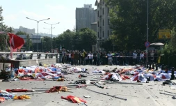 Des drapeaux recouvrent des corps de victimes du double attentat-suicide Ă Ankara qui a fait 95 morts, le 10 octobre 2015 en Turquie