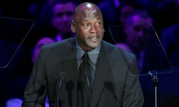 Michael Jordan n'a pu s'empêcher de verser quelques larmes en rendant hommage à Kobe Bryant et à sa fille, tragiquement décédés le 26 janvier, le 24 février au Staples Center de Los Angeles