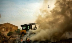 Un Canadair de la Sécurité civile survole un incendie dans le département de l'Aude, près de Ribaute et de Saint-Laurent-de-la-Cabrerisse, sur une photo prise le 6 août et diffusée le 7 août 2025 par la Sécurité civile