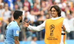 L'attaquant uruguayen Edinson Cavani (d) réconforte Luis Suarez après la défaite face à la France en quarts de finale du Mondial le 6 juillet 2018