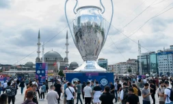 Une réplique géante du trophée de la Ligue des champions, sur la place Taksim à Istanbul, à la veille de la finale entre Manchester City et l'Inter Milan, le 9 juin 2023