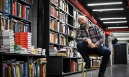 Boris Kouprianov lors d'une interview avec l'AFP dans sa librairie coopérative Falanster, le 29 mai 2020 à Moscou