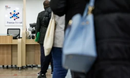 Des personnes font la queue dans une agence France Travail à Dammarie les Lys, en Seine-et-Marne, le 23 avril 2024
