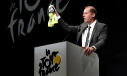 Le directeur du Tour de France Christian Prudhomme montre un maillot destiné à la sensibilisation à la sécurité des cyclistes, le 17 octobre 2017 à Paris lors de la présentation du Tour 