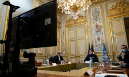 Le président français Emmanuel Macron ouvre une visioconférence de donateurs sur le Liban le 2 décembre à Paris