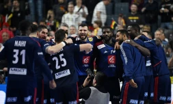 Les joueurs de l'équipe de France exultent aprÚs leur qualification pour la finale de l'Euro à Cologne, le 26 janvier 2024