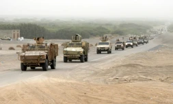 Une colonne de véhicules blindés de forces progouvernementales yéménites arrive dans la localité d'al-Douraïhimi, à quelque neuf km du port de la ville de Hodeida, tenue par les rebelles et cible d'une offensive, le 13 juin 2018
