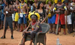 Le Cacique Raoni Metuktire de la tribu Kayapo observe des danses traditionnelles, à Piaraçu (Brésil), le 17 janvier 2020