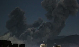 Colonnes de fumée s'élèvent au dessus de Sanaa après des frappes américaines, le 16 mars 2025 