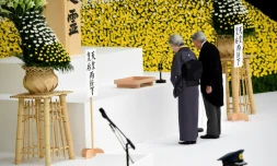 L'empereur Akihito et l'impératrice Michiko prient lors d'une cérémonie dédiée aux victimes de la guerre du Pacifique, le 15 août 2015 à Tokyo