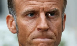 Le président français Emmanuel Macron s'adresse aux médias à la résidence de l'ambassadeur de France à Washington, le 18 août 2025