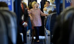 Hillary Clinton embarque dans son avion de campagne, le 156 septembre Ă New-York
