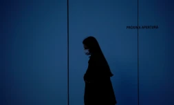 Une femme portant un masque de protection, le 21 mars 2020 à Madrid