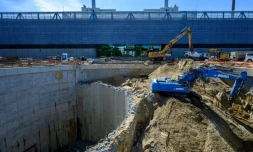 Des excavateurs creusent un bassin souterrain de débordement des eaux de pluie, dans le quartier de Mitte à Berlin, le 17 mai 2024
