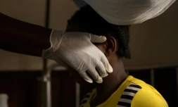 Un médecin examine une femme infectée par la variole du singe dans une zone de quarantaine du centre de Médecins sans Frontières, en octobre 2018 à Zomea Kala, en Centrafrique