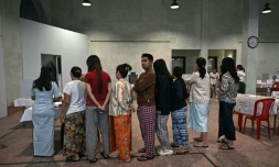 Des électeurs font la queue dans un bureau de vote à Rangoun, le 28 décembre 2025