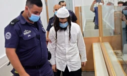 Amiram Ben-Ouliel, un colon israélien conduit par la police au tribunal de Lod, dans le centre d?Israël le 18 mai 2020, où il a été jugé pour triple meurtre d'une famille palestinienne