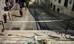 Des fleurs ont été déposées en hommage aux victimes sur le site de l'accident de funiculaire à Lisbonne, le 5 septembre 2025