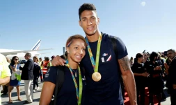 Le couple en or de la boxe Estelle Mossely et Tony Yoka, le 23 août 2016 à son retour des Jeux de Rio à l'aéroport Roissy-Charles-De-Gaulle
