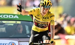 Le Danois Jonas Vingegaard, vainqueur en solitaire de la 18e étape du Tour de France, le 21 juillet 2022 à Hautacam, devant le tenant du titre, le Slovène Tadej Pogacar, qui a perdu plus d'une minute